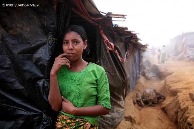 難民キャンプのテントの前に立つ12歳の女の子。(2017年12月19日撮影) © UNICEF_UN0155477_Sujan