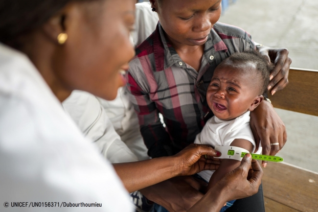 栄養不良の検査を受ける子ども。(2017年10月撮影) © UNICEF_UN0156371_Dubourthoumieu