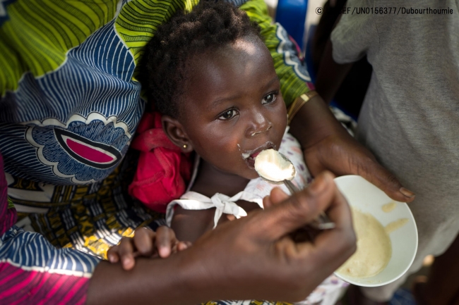 お粥を食べる子ども。(2017年10月撮影) © UNICEF_UN0156377_Dubourthoumieu