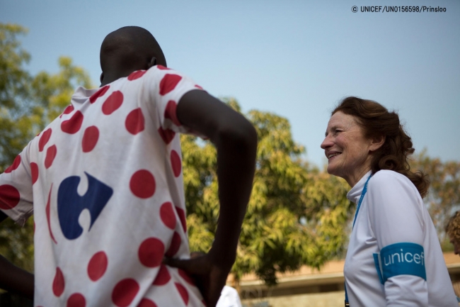 元子ども兵の少年と話すヘンリエッタ・フォア事務局長。 (2018年1月17日撮影) © UNICEF_UN0156598_Prinsloo