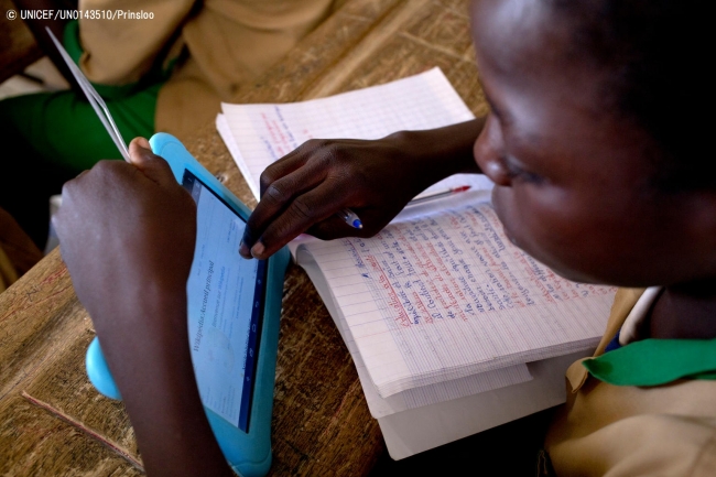 ユニセフ提供のタブレットを使用して勉強する子ども。(カメルーン)2017年10月撮影© UNICEF_UN0143510_Prinsloo