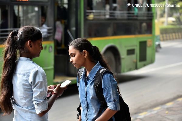 公共の場所で携帯電話を使う子どもたち。(インド)2016年8月撮影© UNICEF_UN036681_Sharma