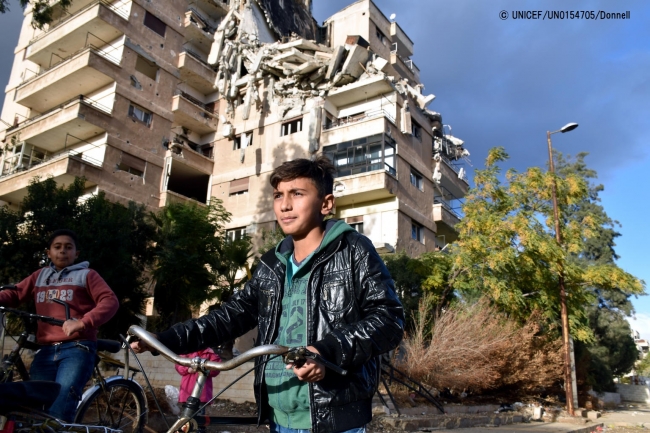 ホムス旧市街で、破壊されたアパートの前で遊ぶ子どもたち。(2017年11月22日撮影) © UNICEF_UN0154705_Donnell