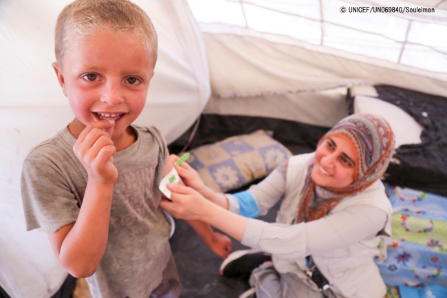 栄養不良の検査を受ける男の子。(2017年6月撮影) © UNICEF_UN069840_Souleiman