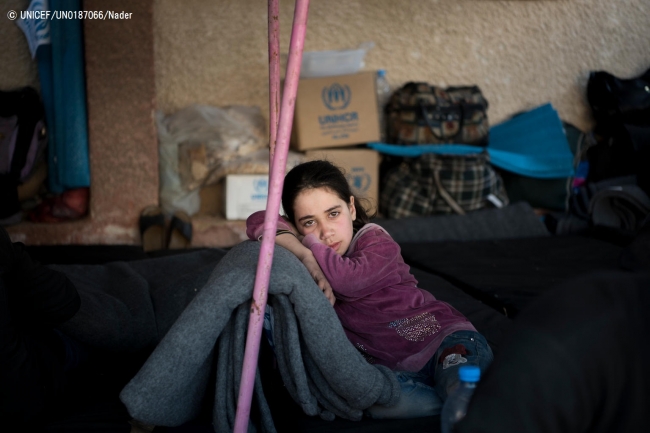 避難先の学校で、ブランケットにもたれかかる女の子。(2018年3月20日撮影) © UNICEF_UN0187066_Nader