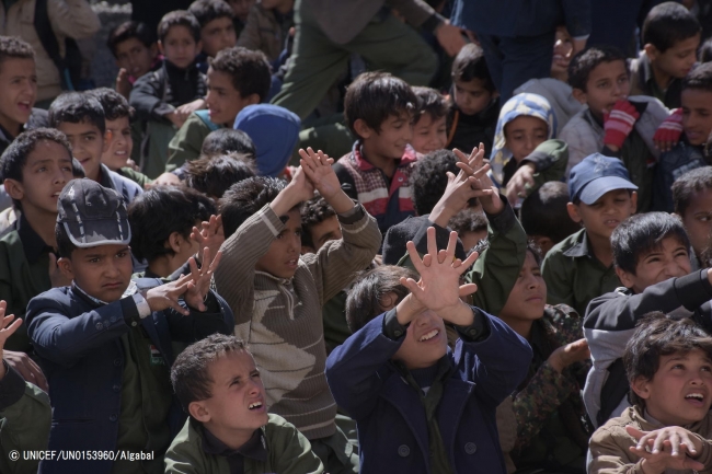 学校で正しい手洗いの仕方を学ぶ子どもたち。(2017年12月撮影) © UNICEF_UN0153960_Algabal