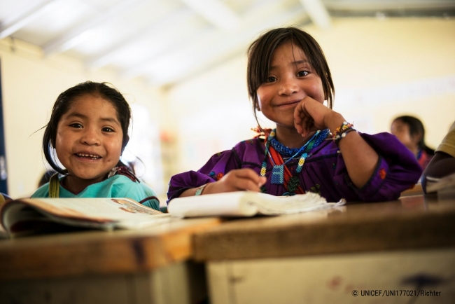 メキシコの学校で授業を受ける女の子たち。(2014年10月撮影) © UNICEF_UNI177021_Richter