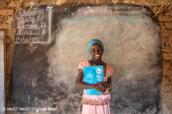 遠隔地の村にある学校に通う女の子。 (チャド・ワダイ州) © UNICEF_UN0227231_Sang Mooh