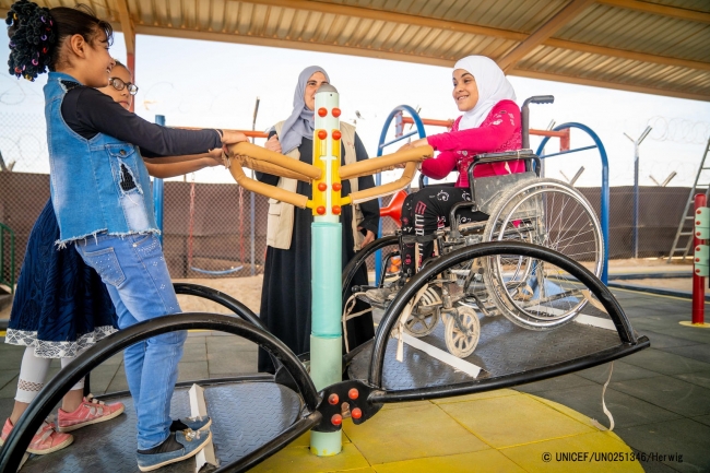 車椅子のまま乗れるシーソーで遊ぶ9歳のアマルさん。(2018年10月24日撮影) © UNICEF_UN0251346_Herwig