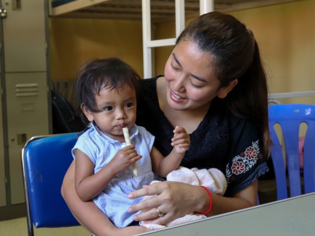 魚を原料としたウエハース食品「ニュートリックス（Nutrix）」を食べるカンボジアの子ども ©UNICEF Cambodia_2018