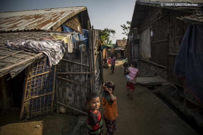 ラカイン州・シットウェの国内避難民キャンプで遊ぶ子どもたち。(2019年1月29日撮影) © UNICEF_UN0276544_Htet