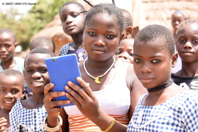 携帯電話で写真を撮るコートジボワールの子どもたち。(2017年3月撮影) © UNICEF_UN061370_Dejongh