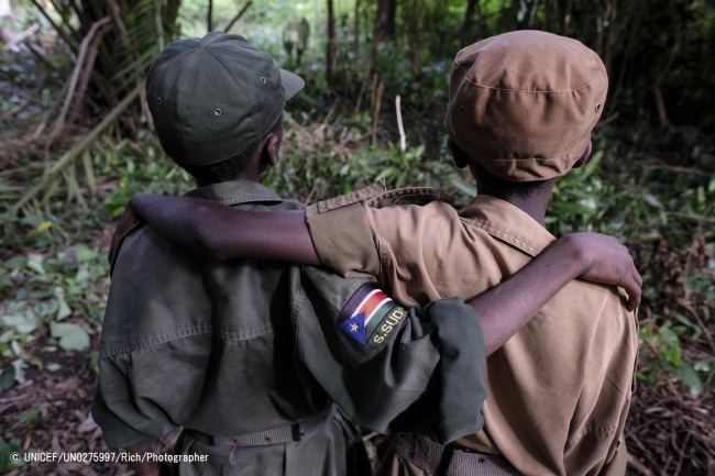 武装グループから解放された12歳と13歳の男の子。(2018年4月撮影) © UNICEFUN0275997RichPhotographer