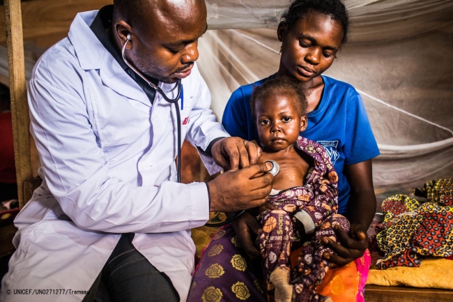 検診を受ける栄養不良に苦しむ4歳の女の子。(2018年10月撮影) © UNICEF_UN0271277_Tremeau