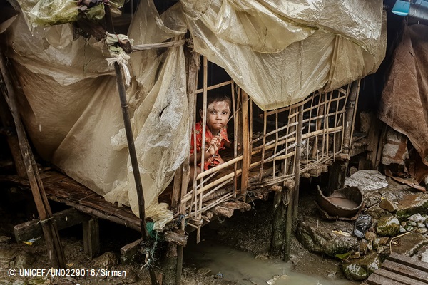 ラカイン州の難民キャンプに滞在する子ども。 (2018年7月撮影) © UNICEF_UN0229016_Sirman