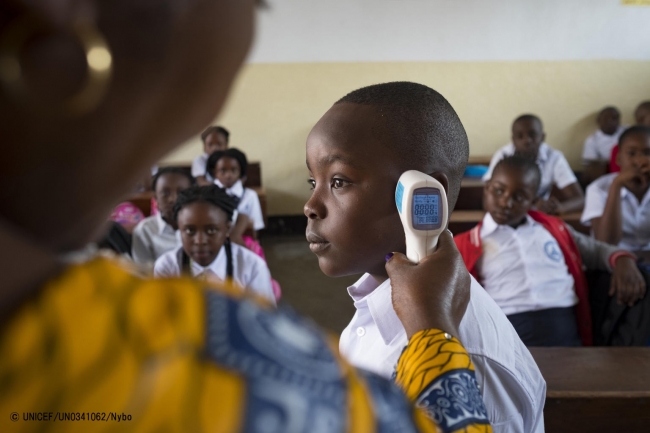 新学期初日の教室で体温検査を受ける生徒。(2019年9月2日撮影) © UNICEF_UN0341062_Nybo