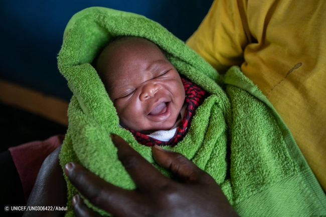 ウガンダの保健センターで母親に抱かれる赤ちゃん。(2019年4月撮影) © UNICEF_UN0306422_Abdul