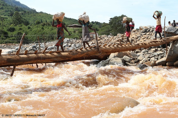 サイクロン「イダイ」の被害を受けたジンバブエで、仮設の橋を渡る家族。(2019年4月撮影) © UNICEF_UN0303171_Mukwazhi_UNICEF