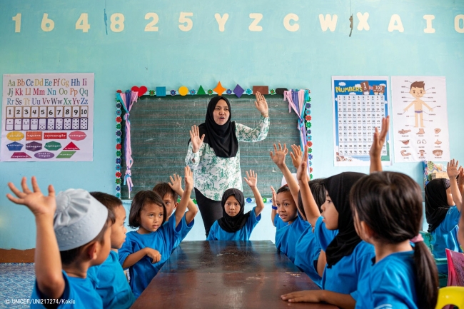 幼稚園の授業を受ける子どもたち（フィリピン）。© UNICEF_UNI217274_Kokic