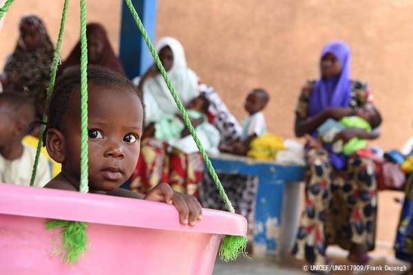 ニジェール・マラディの保健センターで体重測定を受ける赤ちゃん。(2019年5月撮影) © UNICEF_UN0317909_Frank Dejongh