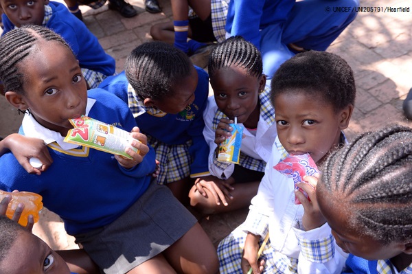 小学校の売店でお菓子を買って食べる南アフリカの子どもたち。(2019年9月撮影) © UNICEF_UNI205791_Hearfield