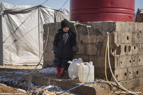 シリア北東部のロジ・キャンプで水を汲む子ども。(2020年2月11日撮影) © UNICEF_UNI310461_Romenzi