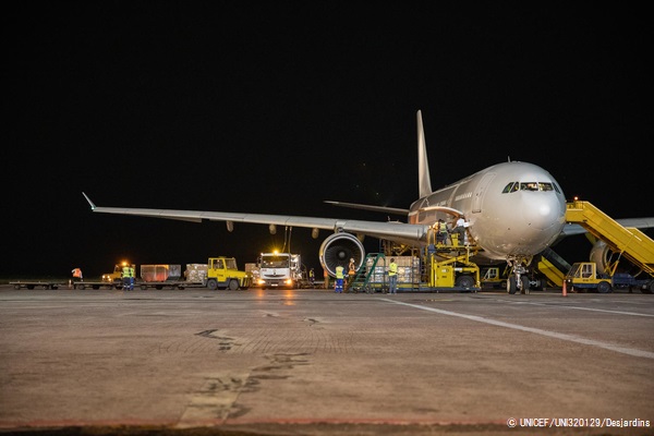 医療物資を載せたEU共同出資のベルギーの帰還用航空機。(2020年4月11日撮影) © UNICEF_UNI320129_Desjardins