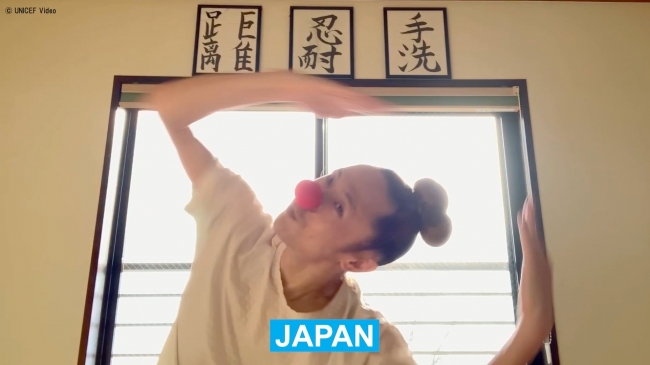 ユニセフ・グローバルビデオ：リメイク版『パタパタ』でダンスを踊る森山開次さん。© UNICEF Video