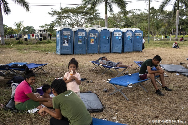 テクンウマンのメキシコ国境で人道ビザの発給を待つ移民の家族。(グアテマラ、2019年1月撮影) © UNICEF_UN0278794_Bindra