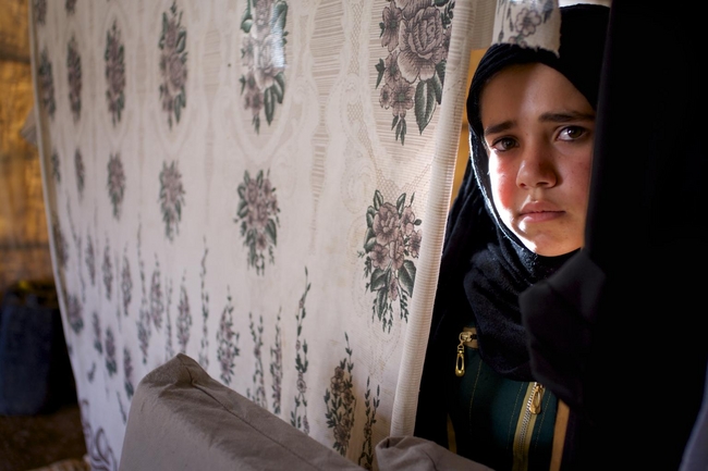 非公式テント居住区に身を寄せる13歳の女の子。　© UNICEF/NYHQ2013-1439/Shehzad Noorani