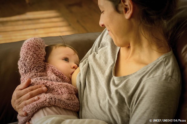 サン・ホセ県の農村部にある自宅で、生後8カ月のクララちゃんに母乳を与える母親。(ウルグアイ、2019年7月撮影) © UNICEF_UN0343154_Pazos