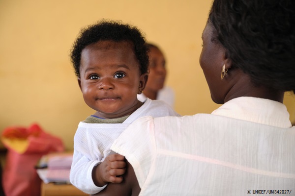 首都アクラで出生証明書受け取ったばかりの赤ちゃん。(ガーナ、2020年6月撮影) © UNICEF_UNI342027_