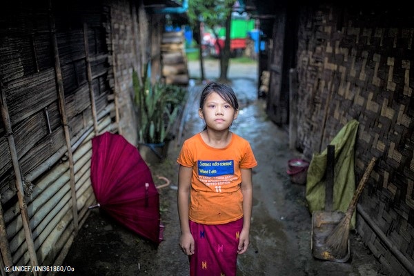 国内避難民キャンプの仮設住居の間に立つ女の子。(2020年7月撮影) © UNICEF_UNI361860_Oo