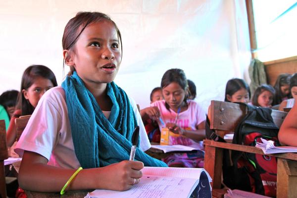 レイテ島のテントの学校で再び学校に戻り授業をうける３年生の女の子。© UNICEF/NYHQ2014-0123/Giacomo Pirozzi