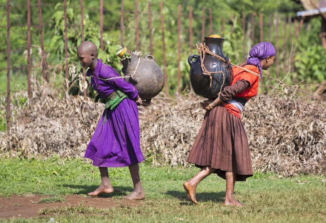 エチオピアで水を汲んで家に帰る女の子たち。©UNICEF/Ethiopia/ETHA20130084/Ose