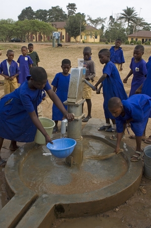 ユニセフが支援したポンプで水を汲むナイジェリアの生徒。©UNICEF/Nigeria/NYHQ2007-0315/Nesbitt