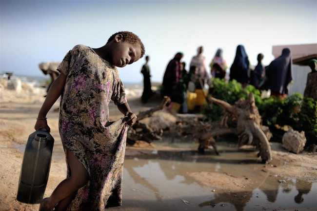 ソマリアの難民キャンプで水を運ぶ女の子。©UNICEF/NYHQ2011-2410/Grarup