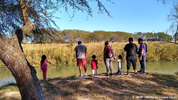 マタモロスの非公式キャンプの近くにある川岸に立つ人たち。(2020年1月29日撮影) © UNICEF_UNI285134_Vergara Toache