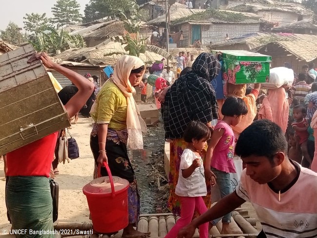 火災の影響を受け、避難するロヒンギャ難民の人たち。 © UNICEF Bangladesh_2021_Swasti