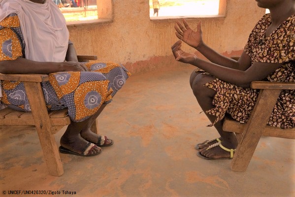 AFEBリスニングセンターで心理社会的支援を受ける女の子。(2021年3月5日撮影) © UNICEF_UN0426320_Zigoto Tchaya