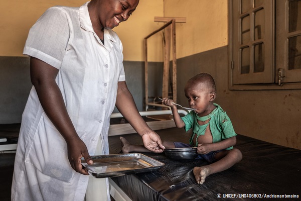 栄養不良で入院し、治療用ミルクを口にする3歳の子ども。(2021年1月撮影) © UNICEF_UN0406803_Andrianantenaina