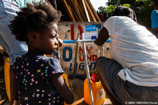 ユニセフが支援する給水所で、水を汲む7歳のファラさん。(2021年8月18日撮影) © UNICEF_UN0504693_Rouzier