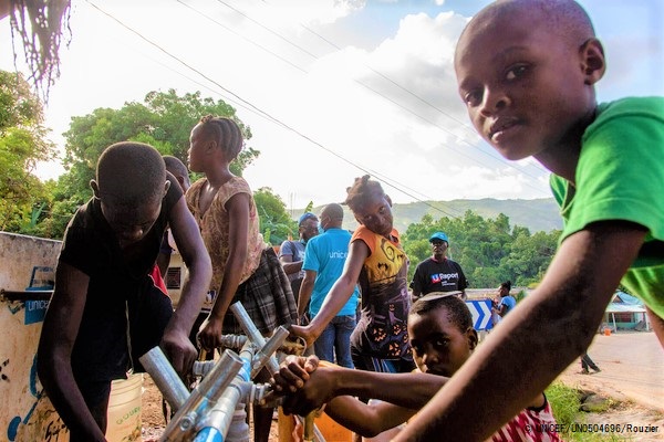 ユニセフが支援する給水所で、手を洗う子どもたち。(2021年8月18日撮影) © UNICEF_UN0504696_Rouzier