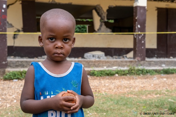 地震で崩れた校舎の前に立つ男の子。(2021年9月3日撮影) © UNICEF_UN0512061_Crickx