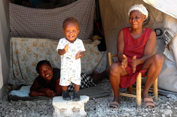 レカイ(Les Cayes)にあるユニセフが支援するセンターにいる家族。(2021年9月13日撮影) © UNICEF_UN0519249_Ergen