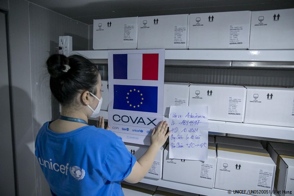 COVAXを通じてフランスとイタリアから届いたCOVID-19ワクチンを確認するユニセフのスタッフ。(ベトナム、2021年9月14日撮影) © UNICEF_UN0520051_Viet Hung