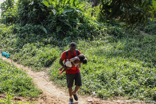 ダリエン地峡を横断し、Bajo Chiquitoにたどり着いた親子。(2021年3月撮影) © UNICEF_UN0433742_Moreno Gonzalez