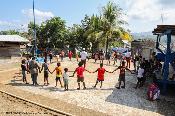 外で遊ぶ移民の子どもたち。(2021年3月撮影) © UNICEF_UN0433842_Moreno Gonzalez