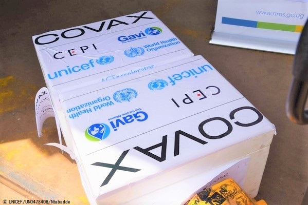 COVAXを通じて届いたアストラゼネカ製のCOVID-19ワクチン。(ウガンダ、2021年6月撮影) © UNICEF_UN0478408_Ntabadde