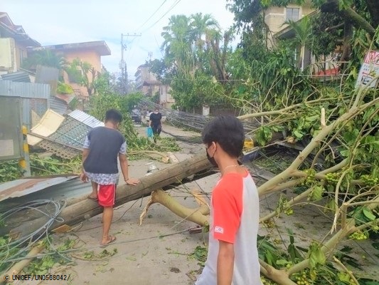 台風オデットによる被害が残るセブ市内で、倒れた電柱や木を避けながら歩く子どもたち。(2021年12月17日撮影) © UNICEF_UN0568042_